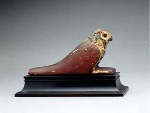 Mumifisert falk (gessoed og malt tre)